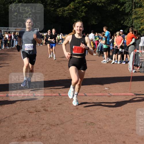27.09.2026 - 35. Volkslauf durch das schöne Alstertal Strokosch-Dieckow http://msf.ph/oto/10583344 27.09.2026 11:28:31 Ziel 2999, 3025, 3026, 3293 meine-sportfotos.de