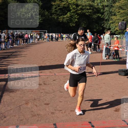 27.09.2026 - 35. Volkslauf durch das schöne Alstertal Strokosch-Dieckow http://msf.ph/oto/10583368 27.09.2026 11:26:38 Ziel 3152, 3227, 3291, 3366, 3367 meine-sportfotos.de