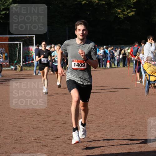 27.09.2026 - 35. Volkslauf durch das schöne Alstertal Strokosch-Dieckow http://msf.ph/oto/10583450 27.09.2026 11:25:39 Ziel 1409, 1410, 3118, 3167, 3249 meine-sportfotos.de