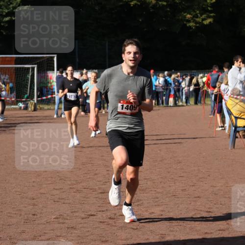 27.09.2026 - 35. Volkslauf durch das schöne Alstertal Strokosch-Dieckow http://msf.ph/oto/10583451 27.09.2026 11:25:39 Ziel 1409, 1410, 3118, 3167, 3249 meine-sportfotos.de