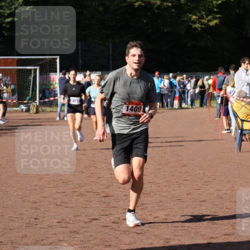 27.09.2026 - 35. Volkslauf durch das schöne Alstertal Strokosch-Dieckow http://msf.ph/oto/10583452 27.09.2026 11:25:39 Ziel 1409, 1410, 3118, 3167, 3249 meine-sportfotos.de