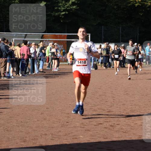27.09.2026 - 35. Volkslauf durch das schöne Alstertal Strokosch-Dieckow http://msf.ph/oto/10583458 27.09.2026 11:25:34 Ziel 1409, 1410 meine-sportfotos.de