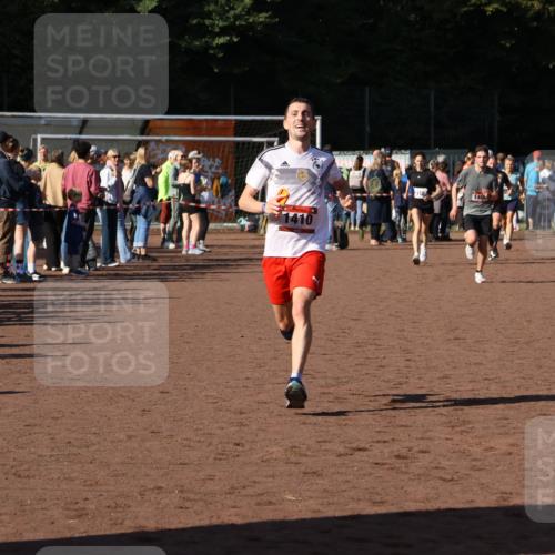 27.09.2026 - 35. Volkslauf durch das schöne Alstertal Strokosch-Dieckow http://msf.ph/oto/10583461 27.09.2026 11:25:34 Ziel 1409, 1410 meine-sportfotos.de