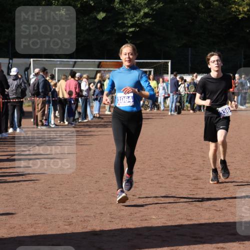27.09.2026 - 35. Volkslauf durch das schöne Alstertal Strokosch-Dieckow http://msf.ph/oto/10583470 27.09.2026 11:25:27 Ziel 1410, 3064, 3200, 3364 meine-sportfotos.de