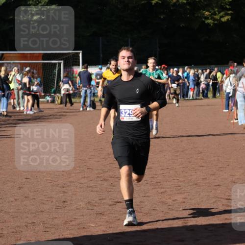 27.09.2026 - 35. Volkslauf durch das schöne Alstertal Strokosch-Dieckow http://msf.ph/oto/10583501 27.09.2026 11:25:02 Ziel 3292, 3314, 3321, 3988 meine-sportfotos.de