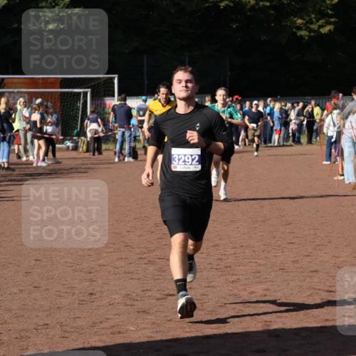 27.09.2026 - 35. Volkslauf durch das schöne Alstertal Strokosch-Dieckow http://msf.ph/oto/10583503 27.09.2026 11:25:02 Ziel 3292, 3314, 3321, 3988 meine-sportfotos.de