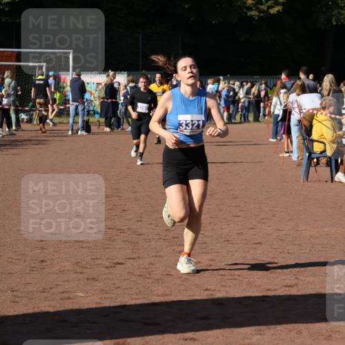 27.09.2026 - 35. Volkslauf durch das schöne Alstertal Strokosch-Dieckow http://msf.ph/oto/10583512 27.09.2026 11:24:58 Ziel 3292, 3321, 3988 meine-sportfotos.de