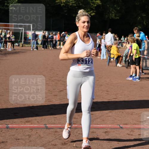 27.09.2026 - 35. Volkslauf durch das schöne Alstertal Strokosch-Dieckow http://msf.ph/oto/10583525 27.09.2026 11:24:46 Ziel 3312, 3340 meine-sportfotos.de