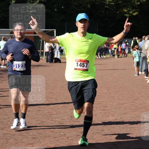 27.09.2026 - 35. Volkslauf durch das schöne Alstertal Strokosch-Dieckow http://msf.ph/oto/10583541 27.09.2026 11:44:02 Ziel 1457, 3123, 3322 meine-sportfotos.de