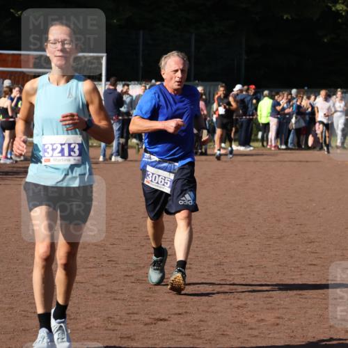 27.09.2026 - 35. Volkslauf durch das schöne Alstertal Strokosch-Dieckow http://msf.ph/oto/10583550 27.09.2026 11:24:28 Ziel 3065, 3213, 3354, 3355 meine-sportfotos.de