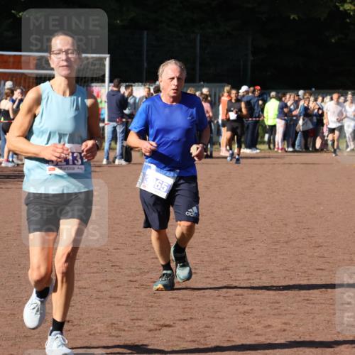 27.09.2026 - 35. Volkslauf durch das schöne Alstertal Strokosch-Dieckow http://msf.ph/oto/10583553 27.09.2026 11:24:28 Ziel 3065, 3213, 3354, 3355 meine-sportfotos.de