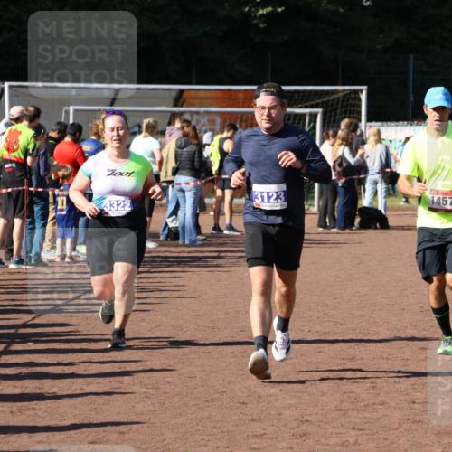 27.09.2026 - 35. Volkslauf durch das schöne Alstertal Strokosch-Dieckow http://msf.ph/oto/10583558 27.09.2026 11:43:59 Ziel 1457, 3123, 3322 meine-sportfotos.de