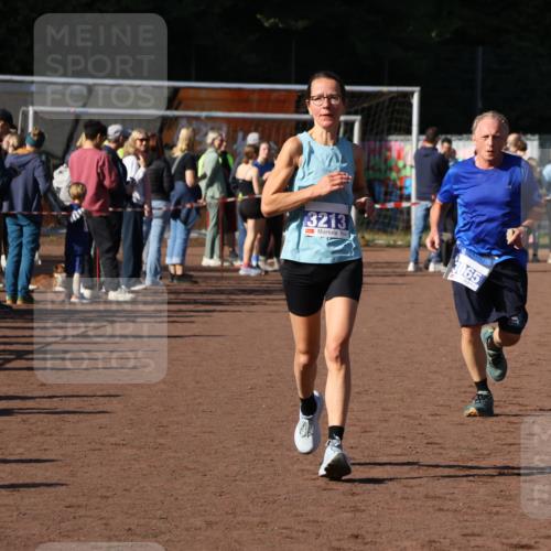 27.09.2026 - 35. Volkslauf durch das schöne Alstertal Strokosch-Dieckow http://msf.ph/oto/10583561 27.09.2026 11:24:26 Ziel 3065, 3213, 3354, 3355 meine-sportfotos.de