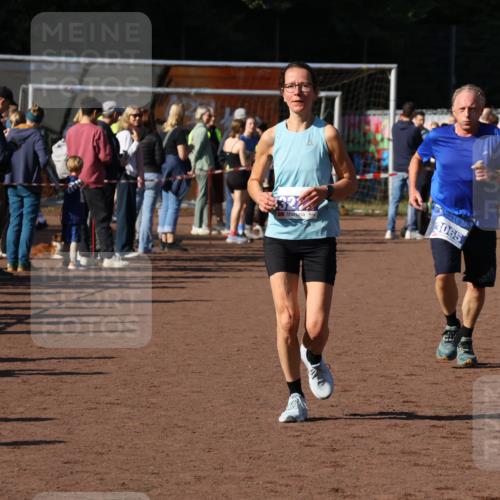 27.09.2026 - 35. Volkslauf durch das schöne Alstertal Strokosch-Dieckow http://msf.ph/oto/10583566 27.09.2026 11:24:26 Ziel 3065, 3213, 3354, 3355 meine-sportfotos.de