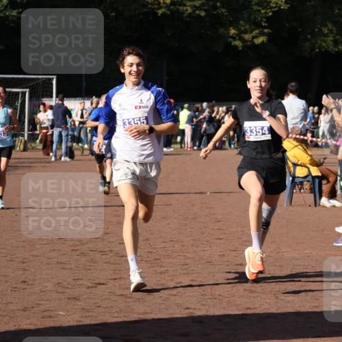 27.09.2026 - 35. Volkslauf durch das schöne Alstertal Strokosch-Dieckow http://msf.ph/oto/10583569 27.09.2026 11:24:24 Ziel 3065, 3213, 3354, 3355 meine-sportfotos.de