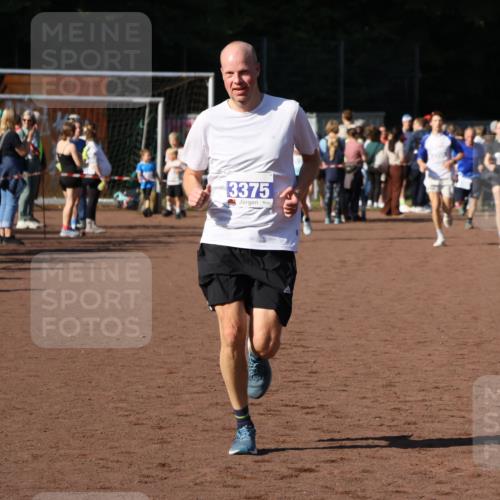 27.09.2026 - 35. Volkslauf durch das schöne Alstertal Strokosch-Dieckow http://msf.ph/oto/10583591 27.09.2026 11:24:17 Ziel 3354, 3355, 3375 meine-sportfotos.de