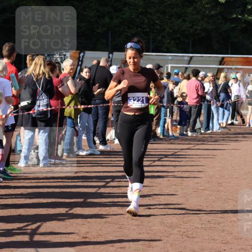 27.09.2026 - 35. Volkslauf durch das schöne Alstertal Strokosch-Dieckow http://msf.ph/oto/10583598 27.09.2026 11:24:10 Ziel 3203, 3221, 3373, 3375 meine-sportfotos.de