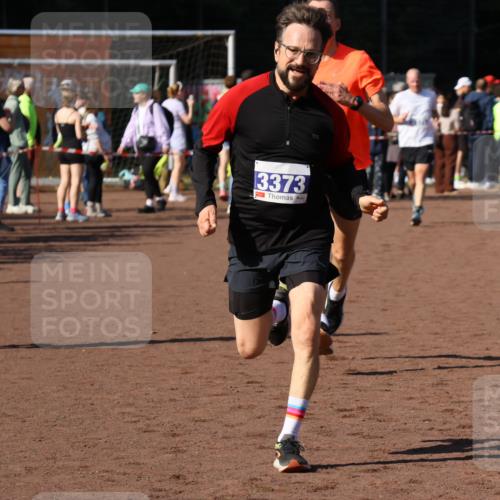 27.09.2026 - 35. Volkslauf durch das schöne Alstertal Strokosch-Dieckow http://msf.ph/oto/10583611 27.09.2026 11:24:08 Ziel 3203, 3221, 3373 meine-sportfotos.de
