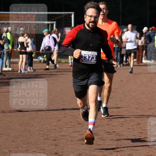 27.09.2026 - 35. Volkslauf durch das schöne Alstertal Strokosch-Dieckow http://msf.ph/oto/10583612 27.09.2026 11:24:08 Ziel 3203, 3221, 3373 meine-sportfotos.de