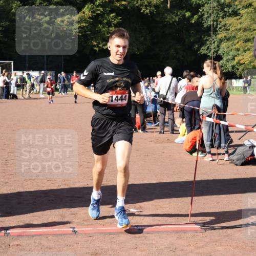 27.09.2026 - 35. Volkslauf durch das schöne Alstertal Strokosch-Dieckow http://msf.ph/oto/10583617 27.09.2026 11:43:25 Ziel 1444, 3010, 3014 meine-sportfotos.de