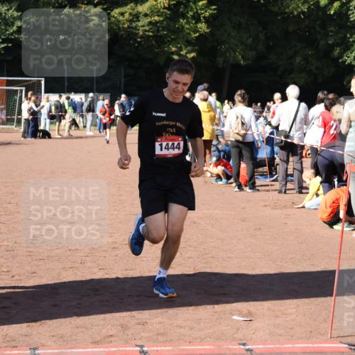 27.09.2026 - 35. Volkslauf durch das schöne Alstertal Strokosch-Dieckow http://msf.ph/oto/10583625 27.09.2026 11:43:25 Ziel 1444, 3010, 3014 meine-sportfotos.de