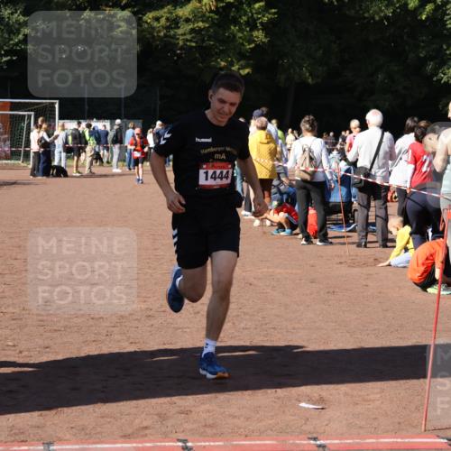27.09.2026 - 35. Volkslauf durch das schöne Alstertal Strokosch-Dieckow http://msf.ph/oto/10583627 27.09.2026 11:43:25 Ziel 1444, 3010, 3014 meine-sportfotos.de