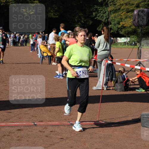 27.09.2026 - 35. Volkslauf durch das schöne Alstertal Strokosch-Dieckow http://msf.ph/oto/10583642 27.09.2026 11:23:51 Ziel 3323, 3428, 3973 meine-sportfotos.de