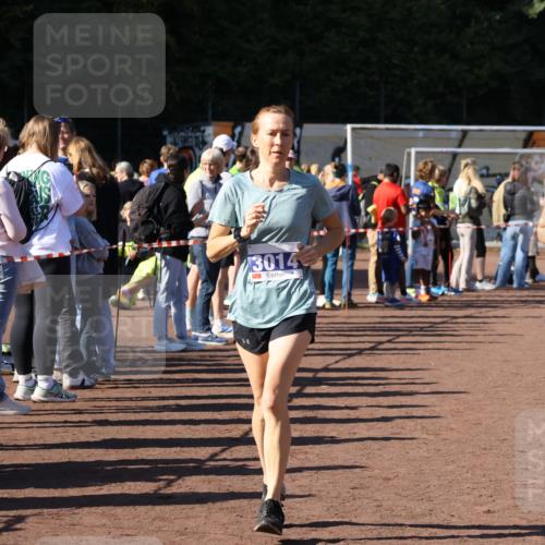 27.09.2026 - 35. Volkslauf durch das schöne Alstertal Strokosch-Dieckow http://msf.ph/oto/10583643 27.09.2026 11:43:23 Ziel 1444, 3010, 3014 meine-sportfotos.de