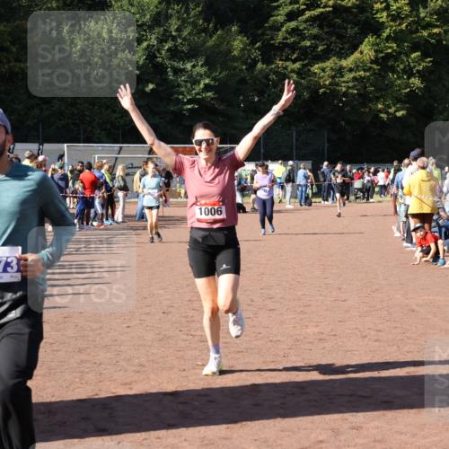 27.09.2026 - 35. Volkslauf durch das schöne Alstertal Strokosch-Dieckow http://msf.ph/oto/10583669 27.09.2026 11:43:15 Ziel 1006, 1452, 3273 meine-sportfotos.de