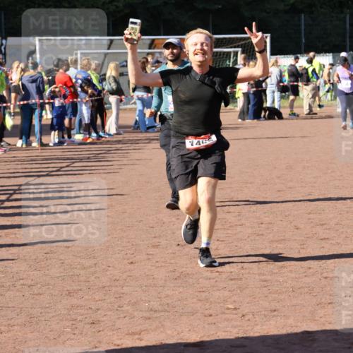 27.09.2026 - 35. Volkslauf durch das schöne Alstertal Strokosch-Dieckow http://msf.ph/oto/10583684 27.09.2026 11:43:11 Ziel 1006, 1452, 3273 meine-sportfotos.de