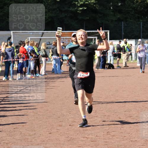 27.09.2026 - 35. Volkslauf durch das schöne Alstertal Strokosch-Dieckow http://msf.ph/oto/10583698 27.09.2026 11:43:11 Ziel 1006, 1452, 3273 meine-sportfotos.de