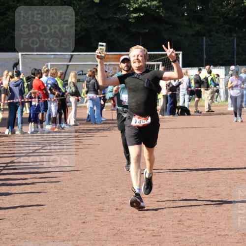 27.09.2026 - 35. Volkslauf durch das schöne Alstertal Strokosch-Dieckow http://msf.ph/oto/10583700 27.09.2026 11:43:11 Ziel 1006, 1452, 3273 meine-sportfotos.de