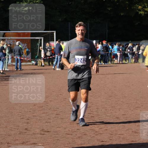 27.09.2026 - 35. Volkslauf durch das schöne Alstertal Strokosch-Dieckow http://msf.ph/oto/10583795 27.09.2026 11:22:27 Ziel 3195, 3242 meine-sportfotos.de