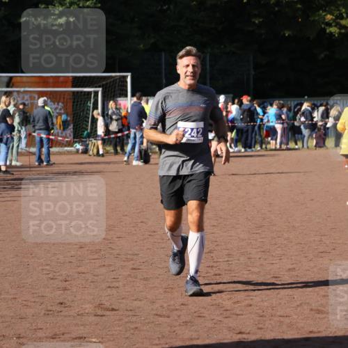 27.09.2026 - 35. Volkslauf durch das schöne Alstertal Strokosch-Dieckow http://msf.ph/oto/10583796 27.09.2026 11:22:27 Ziel 3195, 3242 meine-sportfotos.de