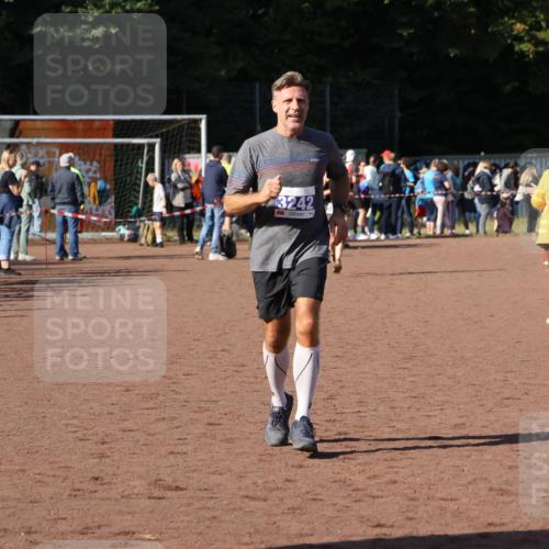 27.09.2026 - 35. Volkslauf durch das schöne Alstertal Strokosch-Dieckow http://msf.ph/oto/10583799 27.09.2026 11:22:27 Ziel 3195, 3242 meine-sportfotos.de