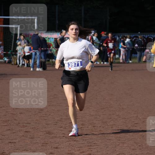 27.09.2026 - 35. Volkslauf durch das schöne Alstertal Strokosch-Dieckow http://msf.ph/oto/10583869 27.09.2026 11:21:47 Ziel 3971 meine-sportfotos.de