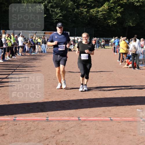 27.09.2026 - 35. Volkslauf durch das schöne Alstertal Strokosch-Dieckow http://msf.ph/oto/10583884 27.09.2026 11:42:24 Ziel 3054, 3055, 3084, 3318, 3419 meine-sportfotos.de