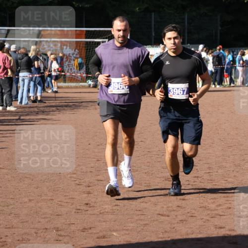 27.09.2026 - 35. Volkslauf durch das schöne Alstertal Strokosch-Dieckow http://msf.ph/oto/10583905 27.09.2026 11:21:16 Ziel 3966, 3967 meine-sportfotos.de