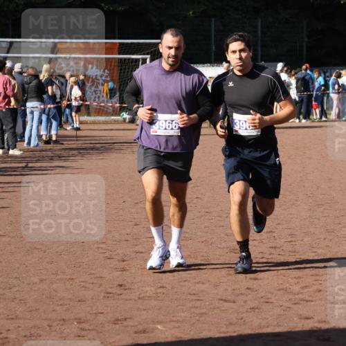 27.09.2026 - 35. Volkslauf durch das schöne Alstertal Strokosch-Dieckow http://msf.ph/oto/10583907 27.09.2026 11:21:16 Ziel 3966, 3967 meine-sportfotos.de