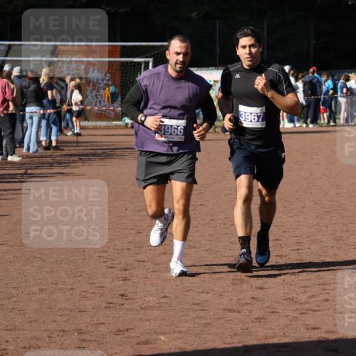 27.09.2026 - 35. Volkslauf durch das schöne Alstertal Strokosch-Dieckow http://msf.ph/oto/10583911 27.09.2026 11:21:16 Ziel 3966, 3967 meine-sportfotos.de