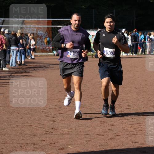 27.09.2026 - 35. Volkslauf durch das schöne Alstertal Strokosch-Dieckow http://msf.ph/oto/10583912 27.09.2026 11:21:16 Ziel 3966, 3967 meine-sportfotos.de