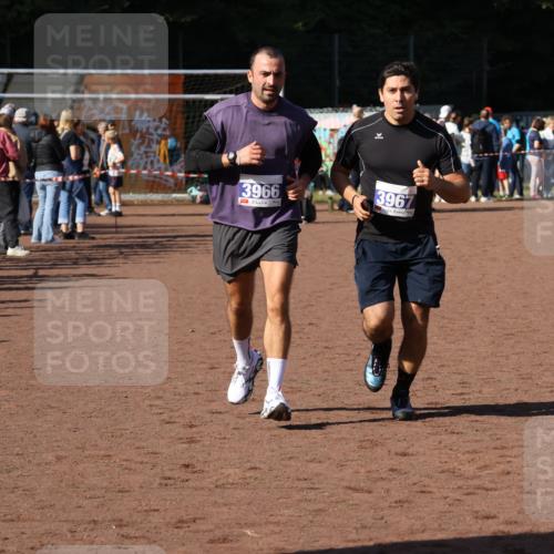 27.09.2026 - 35. Volkslauf durch das schöne Alstertal Strokosch-Dieckow http://msf.ph/oto/10583914 27.09.2026 11:21:16 Ziel 3966, 3967 meine-sportfotos.de