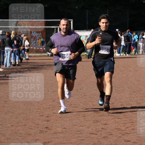 27.09.2026 - 35. Volkslauf durch das schöne Alstertal Strokosch-Dieckow http://msf.ph/oto/10583919 27.09.2026 11:21:16 Ziel 3966, 3967 meine-sportfotos.de