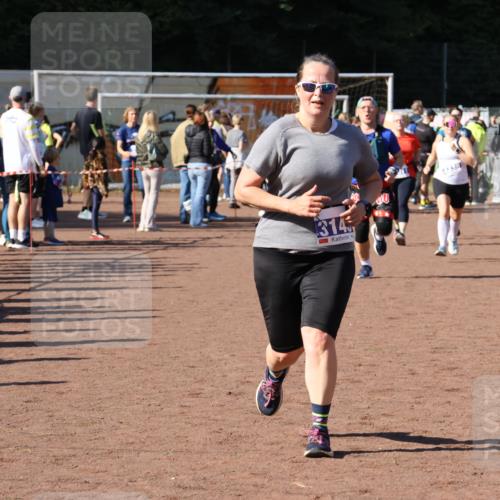 27.09.2026 - 35. Volkslauf durch das schöne Alstertal Strokosch-Dieckow http://msf.ph/oto/10583954 27.09.2026 11:42:08 Ziel 1433, 3143, 3170, 3337, 3338 meine-sportfotos.de