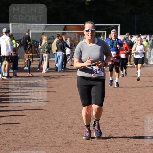 27.09.2026 - 35. Volkslauf durch das schöne Alstertal Strokosch-Dieckow http://msf.ph/oto/10583958 27.09.2026 11:42:07 Ziel 1433, 3143, 3170, 3337, 3338 meine-sportfotos.de