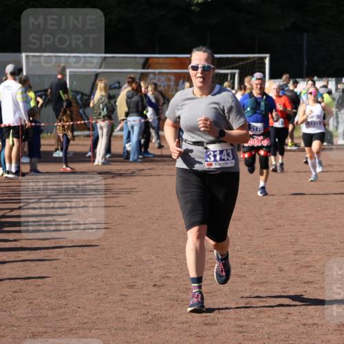 27.09.2026 - 35. Volkslauf durch das schöne Alstertal Strokosch-Dieckow http://msf.ph/oto/10583960 27.09.2026 11:42:07 Ziel 1433, 3143, 3170, 3337, 3338 meine-sportfotos.de