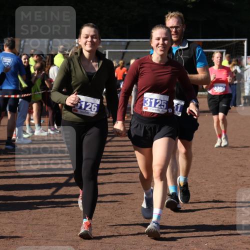 27.09.2026 - 35. Volkslauf durch das schöne Alstertal Strokosch-Dieckow http://msf.ph/oto/10583996 27.09.2026 11:41:15 Ziel 3125, 3126, 3351, 3389 meine-sportfotos.de
