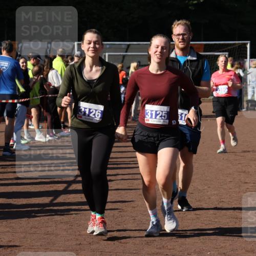 27.09.2026 - 35. Volkslauf durch das schöne Alstertal Strokosch-Dieckow http://msf.ph/oto/10583998 27.09.2026 11:41:15 Ziel 3125, 3126, 3351, 3389 meine-sportfotos.de