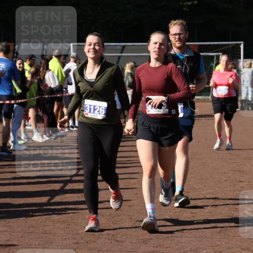 27.09.2026 - 35. Volkslauf durch das schöne Alstertal Strokosch-Dieckow http://msf.ph/oto/10584001 27.09.2026 11:41:14 Ziel 3125, 3126, 3351, 3389 meine-sportfotos.de