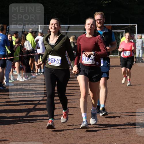 27.09.2026 - 35. Volkslauf durch das schöne Alstertal Strokosch-Dieckow http://msf.ph/oto/10584002 27.09.2026 11:41:14 Ziel 3125, 3126, 3351, 3389 meine-sportfotos.de